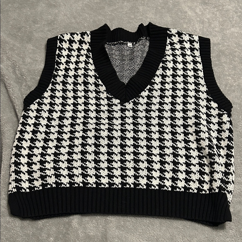Elegant Black and White Houndstooth V-Neck Sweater Vest